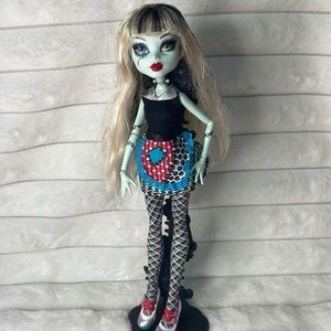 Monster High Frankie Stein doll Home Ick 2008